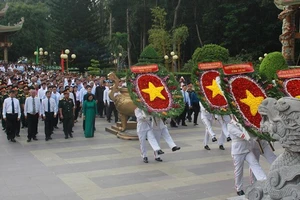 Dâng hương tưởng niệm nhân 71 năm Ngày Thương binh Liệt sĩ 
