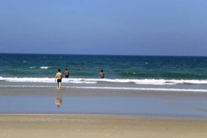 3 thanh thiếu niên tắm biển, 2 người tử vong