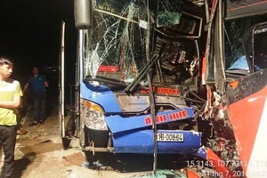 2 xe khách tông nhau trên đèo Lò Xo, hàng chục người kêu cứu