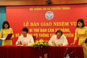 Bàn giao nhiệm vụ bộ trưởng Bộ TT&TT cho ông Nguyễn Mạnh Hùng