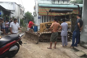 Bé gái 8 tuổi tử vong thương tâm dưới bánh xe gạt đất