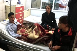 Đi ô tô đến trước nhà rồi nã đạn, 3 người nhập viện cấp cứu