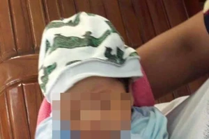 Bé trai 30 ngày tuổi bị bỏ rơi lúc rạng sáng