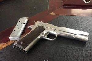 Dí súng vào đầu người nạp thẻ game vì nghi bị ăn chặn