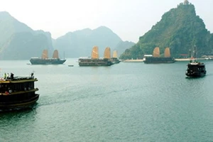 Truy tìm chủ con tàu bị bỏ trên vịnh Hạ Long