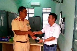 Đại úy CSGT nhặt ví có 15 triệu đồng bên trong