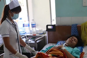 Bình Phước: Nam thanh niên nhập viện với viên đạn găm vào cổ