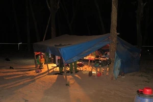 Đang chờ làm thủ tục ly hôn, chồng đâm chết vợ rồi tự sát 