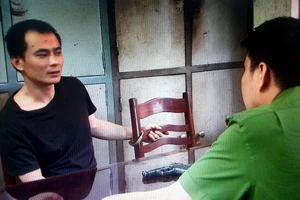 Bắt kẻ trốn truy nã với súng ngắn trong người