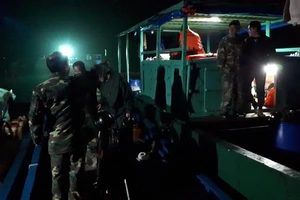 Tàu 2 cha con ở Quảng Ninh suýt trôi dạt sang Trung Quốc