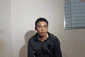 Bắt khẩn cấp chủ quán karaoke tra tấn nữ nhân viên