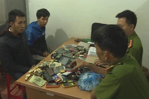 Cô gái theo người yêu đi cắt khóa, trộm hơn 200 điện thoại