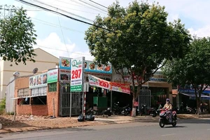 Nhóm thanh niên đi ô tô nổ súng, đánh người tại quán nhậu 