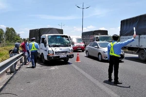 Ô tô tải tông xe đầu kéo trên cao tốc TP.HCM – Trung Lương