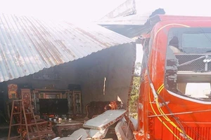 Xe khách tụt dốc tông sập nhà có 5 người đang ngủ