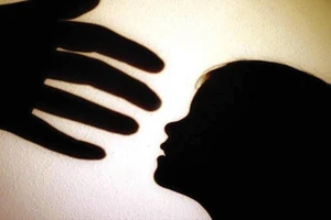 Đưa bé gái 14 tuổi xuống chân cầu làm bậy