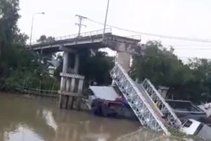 Sập cầu ở Đồng Tháp, ô tô tải rơi xuống sông
