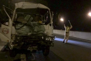 Dân phá cửa cứu tài xế trên cao tốc TPHCM–Trung Lương