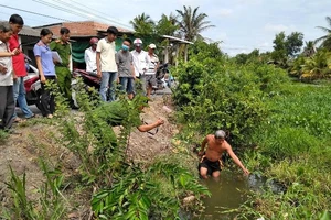 Kẻ giật dây chuyền móc dao ra dọa dân