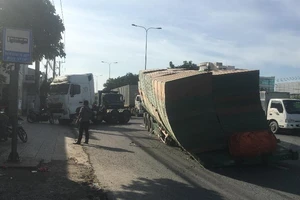 Xe đầu kéo ‘đứt đôi’, khu vực cầu Sóng Thần kẹt cứng