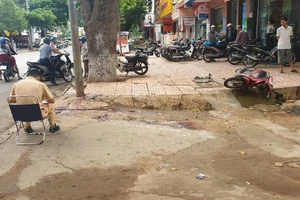 Tự tông vào cột đèn, 2 thanh niên thương vong