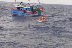 Ngư dân Quảng Ngãi cứu 32 người Trung Quốc ở Trường Sa