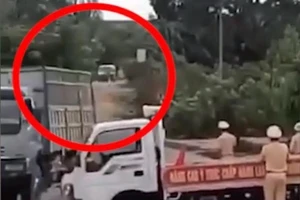 Tài xế chơi ma túy lái xe chở gỗ tông CSGT nhập viện