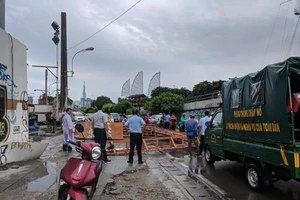 Cổng công trình ở quận 1 ngã, một phụ nữ thoát chết