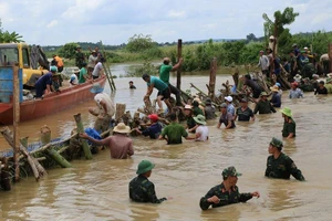 Chùm ảnh hàng trăm người vá đê ở Đắk Lắk