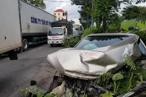 Ô tô 4 chỗ lao qua dải phân cách rồi tông xe tải ở Thủ Đức