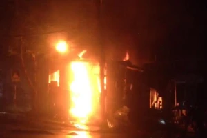Một nhà gần chợ Buôn Hồ nổ rồi cháy lớn