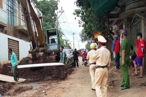 Trung tá công an bị xe múc cán tử vong