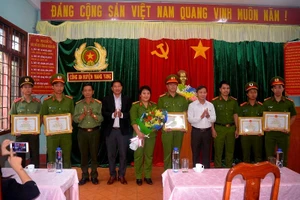 Khen thưởng lực lượng truy bắt kẻ cướp taxi bằng súng AK