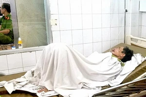 Một phóng viên bị nhóm người đi xe bán tải chặn đánh dã man