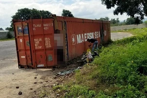 Một công nhân lái máy nâng chết trong tư thế treo cổ