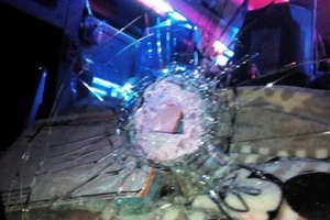 Say rượu, ra đường ném đá xe khách