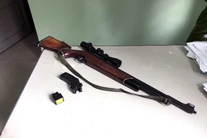 Vứt khẩu súng tại nhà rông sau khi bắn thị uy đối thủ