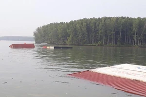 Tàu chở hàng trăm container đang chìm trên sông Lòng Tàu