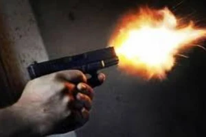 Rút súng bắn đối thủ rồi bỏ trốn