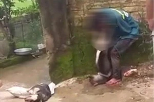 Giữ 2 kẻ trộm chó trong nhà sinh hoạt, sáng ra 1 người chết