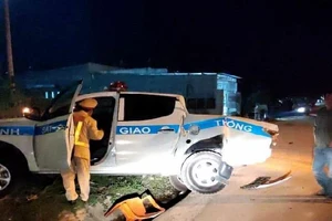 Ô tô tải tông văng xe tuần tra của CSGT