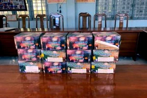 CSGT nhặt được cả bao tải đựng pháo khi đi tuần