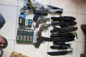 Bắt súng ở Tân Sơn Nhất, truy ra kho hung khí trong cư xá