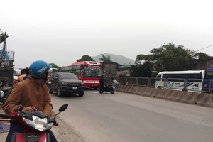 2 thanh niên đuổi theo xe khách hơn 10 km để đập vỡ kính