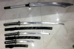 Bắt giam nhóm tín dụng đen thủ nhiều súng, mã tấu