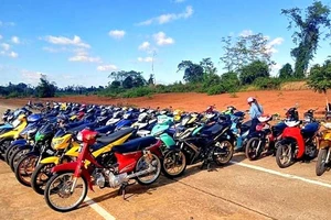 Hàng chục quái xế hẹn đua xe ở khu vực sân bay