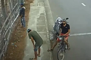 Bắt nhóm leo rào trộm giữa ban ngày ở Nha Trang