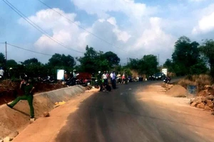 2 ô tô tránh nhau làm chết người đi xe máy 