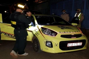 Lái ô tô cản đường cảnh sát cơ động cho 8 xe máy tẩu thoát