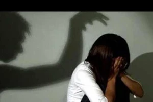 Bà nội tố cáo cháu gái 12 tuổi bị hiếp dâm trong rẫy